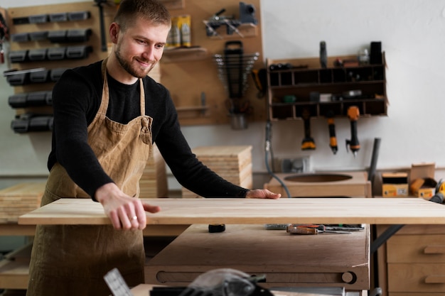 Man aan het werk in een houtgravure-atelier