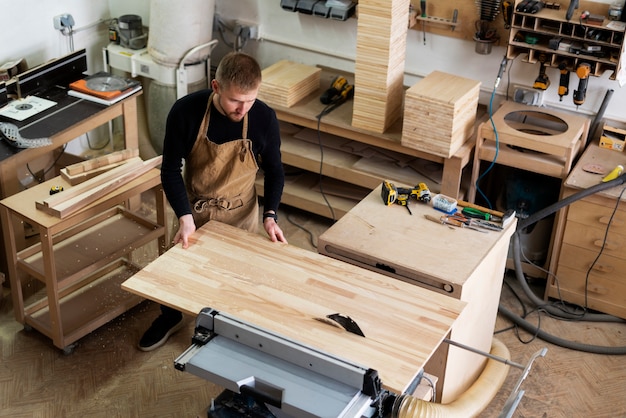 Man aan het werk in een houtgravure-atelier