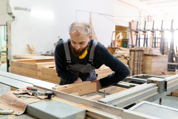 Man aan het werk in een magazijn voor mdf-platen