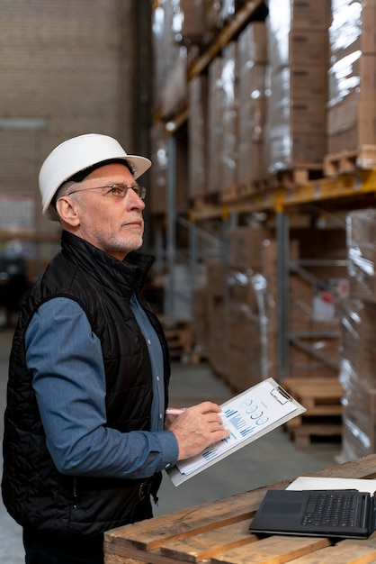 Man aan het werk in magazijn