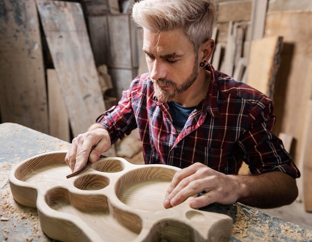 Gratis foto man aan het werk met hout