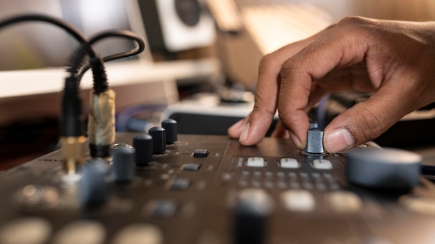 Gratis foto man aan het werk met radioapparatuur