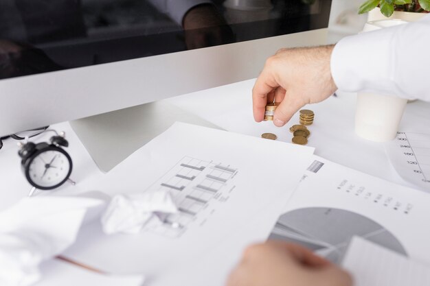 Man aan het werk op afbeeldingen op zijn bureau