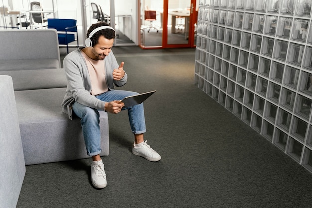 Man aan het werk op een laptop in het bedrijf