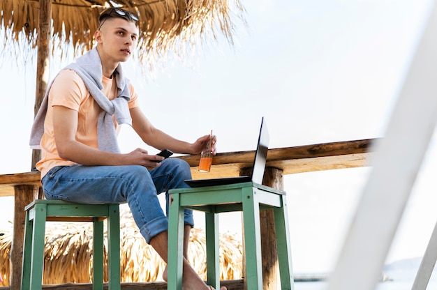 Man aan het werk op laptop buiten