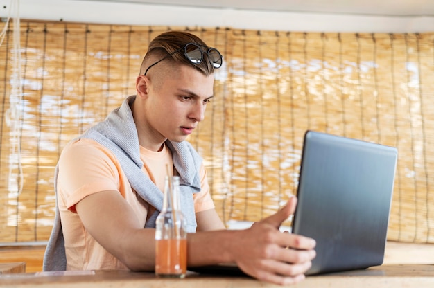 Man aan het werk op laptop middellange schot