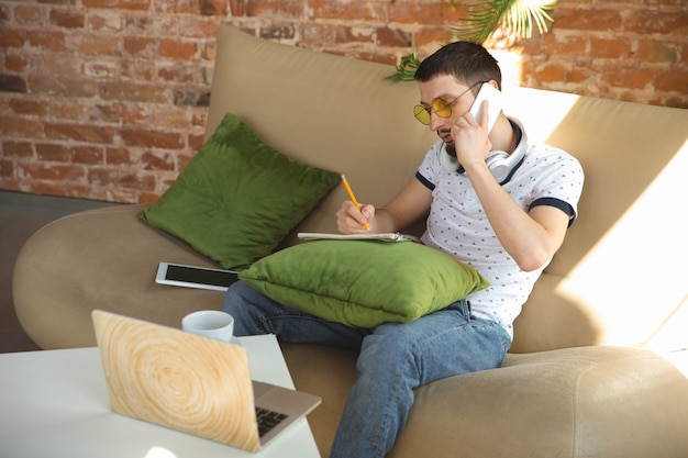 Man aan het werk vanuit huis tijdens coronavirus of COVID-19 quarantaine, remote office concept