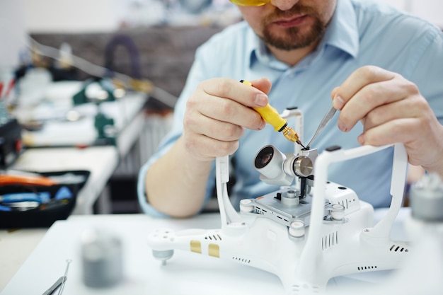 Man actiecamera aan drone vastmaken