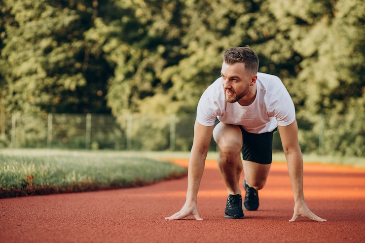 Gratis Foto man atleet joggen in het stadion in de ochtend