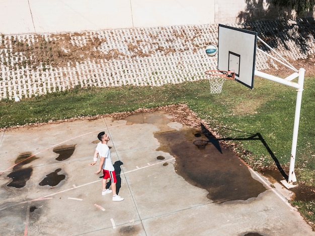 Gratis foto man basketbal gooien in de hoepel