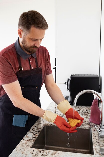 Man bediende die de keuken schoonmaakt