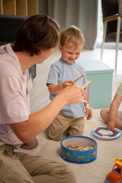 Man bediende oppassen op kinderen