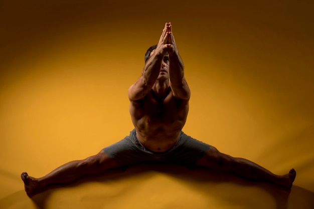 Gratis foto man beoefenen stretching yoga oefening