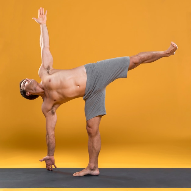 Man beoefenen van yoga op mat