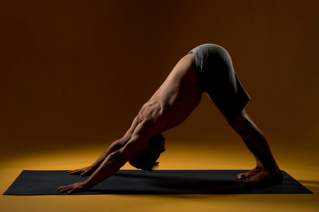 Man beoefenen van yoga pose