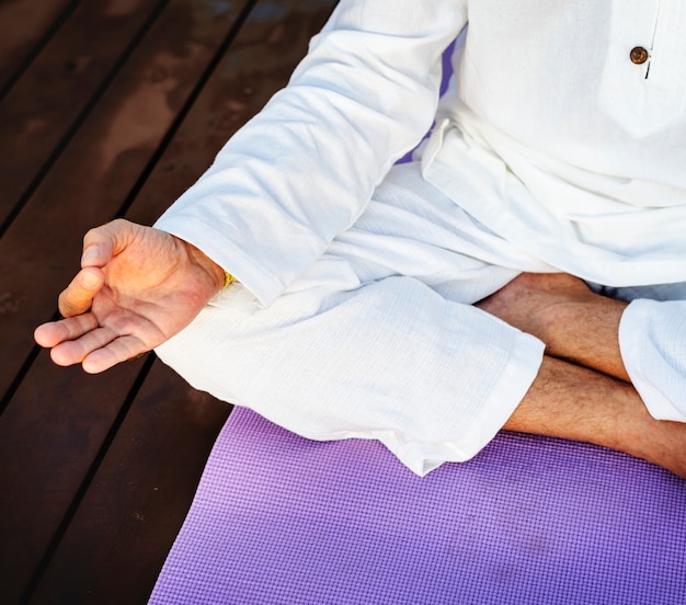 Man beoefenen van yoga