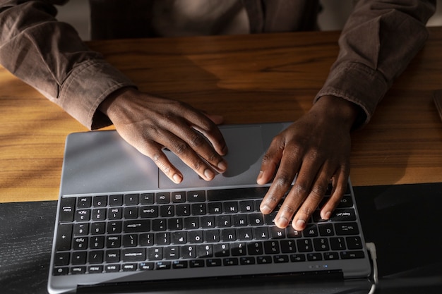 Man bestellen van boodschappen online hoge hoek