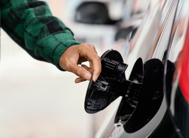 Man bij benzinestation met de auto