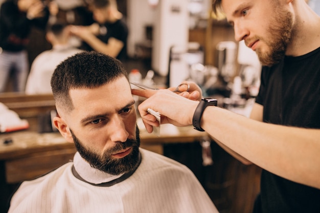 Man bij een kapsalon salon kapsel en baard trimmen