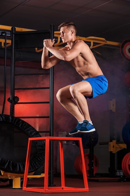 Man box springen in een sportschool in crossfit-stijl.