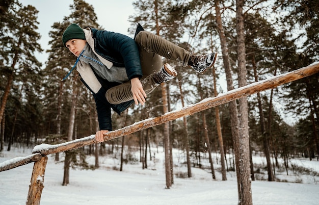 Man buiten springen in de wintersneeuw