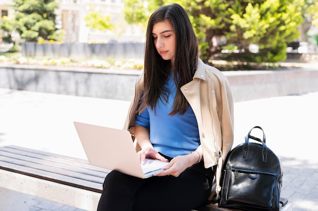 Man buiten werken op laptop