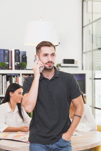 Man communiceren met de telefoon op kantoor