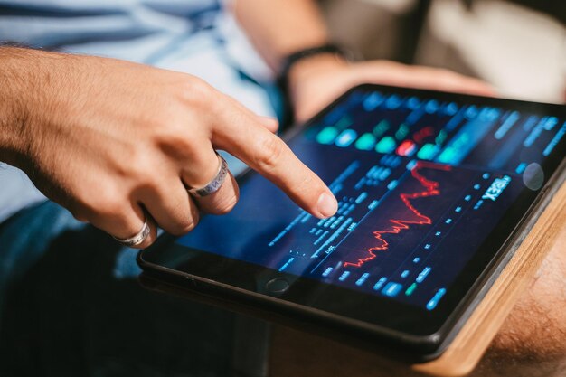 Man die beursgegevens controleert op tablet