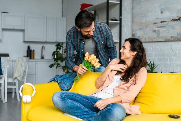 Man die bloemen geeft aan haar vrouw