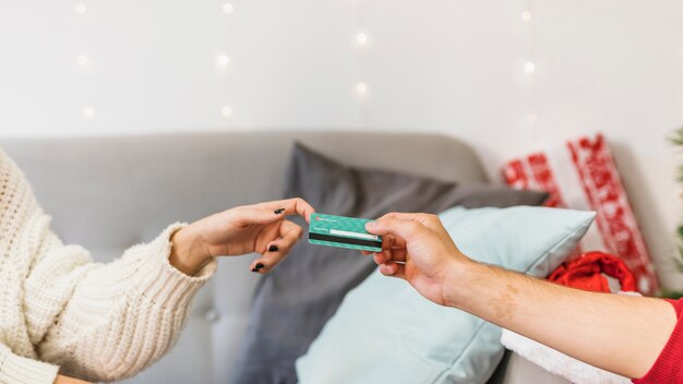 Man die creditcard geeft aan vrouw