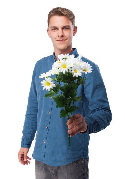 Man die een boeket bloemen