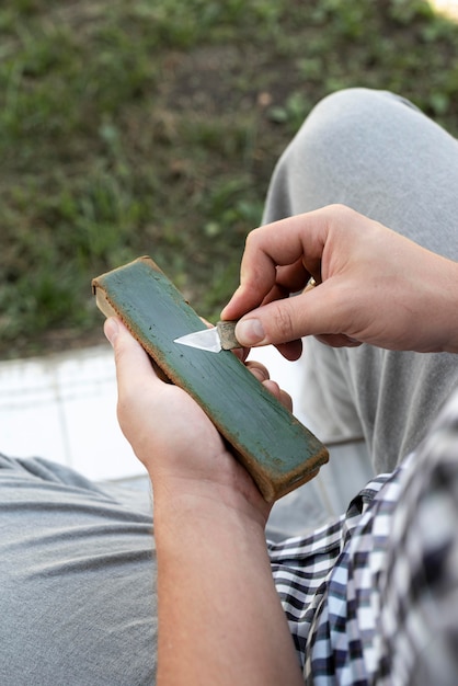 Gratis foto man die een close-up van houten voorwerp vervaardigt