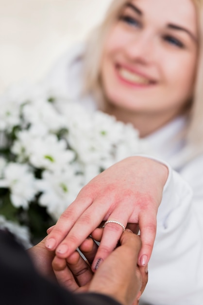 Gratis foto man die een diamanten verlovingsring op de vinger van zijn verloofde plaatst