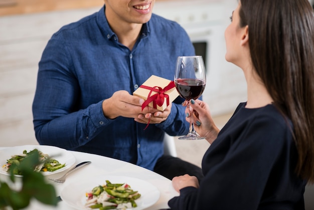 Man die een geschenk geeft aan zijn vrouw