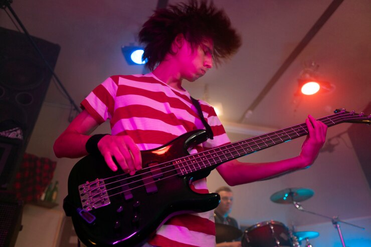 Gratis Foto man die elektrische gitaar speelt tijdens een live concert
