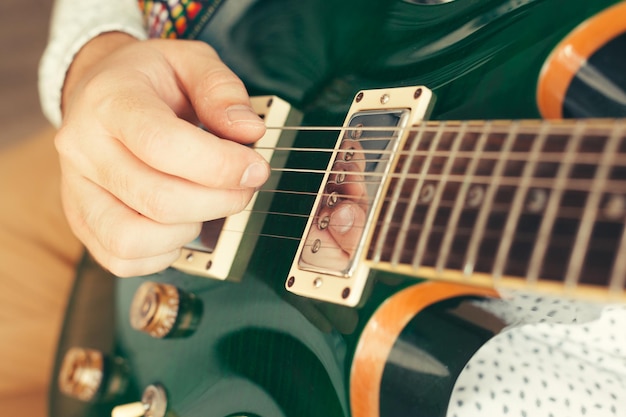 Man die elektrische gitaar speelt