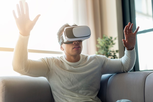 Man die geniet van de virtual reality-ervaring