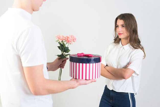 Man die geschenken geeft aan ontevreden vrouw