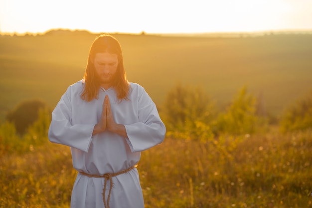 Man die het vooraanzicht van de christelijke profeet kenmerkt