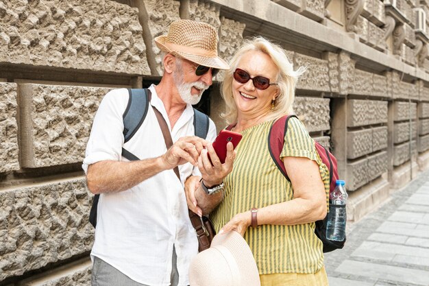 Man die iets op de telefoon van de vrouw toont terwijl het glimlachen