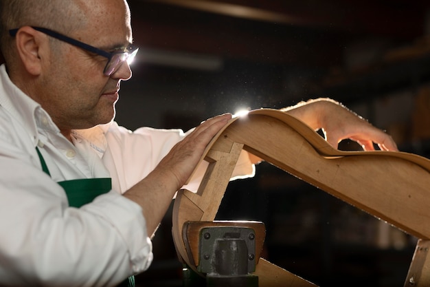 Man die instrumenten maakt in zijn werkplaats