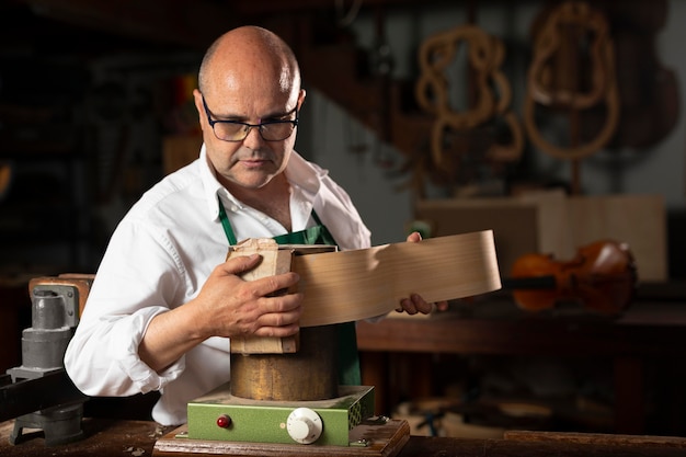 Man die instrumenten maakt in zijn werkplaats