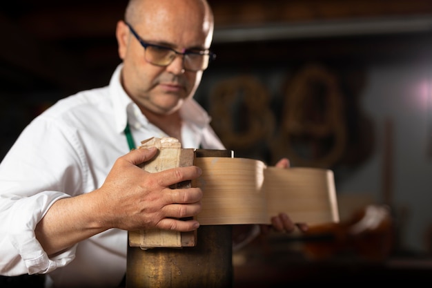 Man die instrumenten maakt in zijn werkplaats