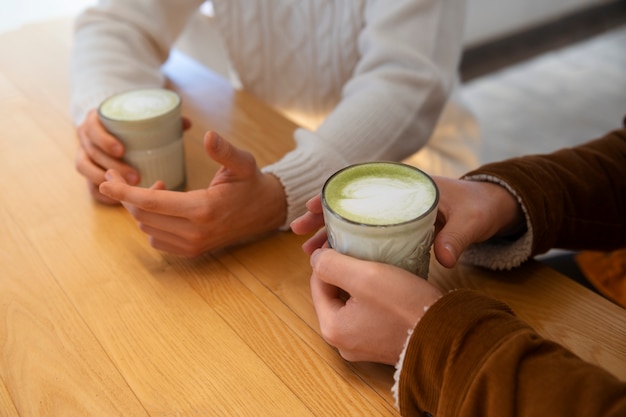 Gratis foto man die matcha thee drinkt