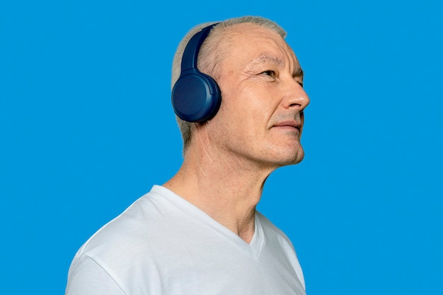 Man die naar muziek luistert via een koptelefoon