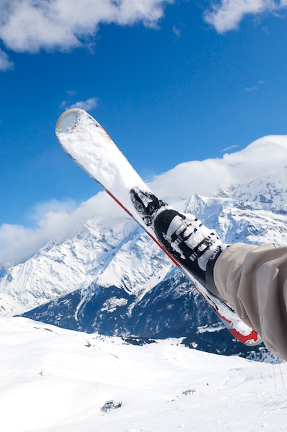 Man die op ski's rijdt, valt naar beneden