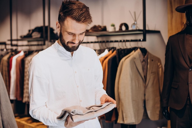 Man die schoeisel kiest bij herenwinkel