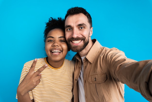 Man die selfie van hem en vrouw neemt