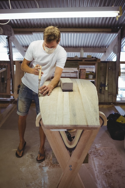 Man die surfplank maakt