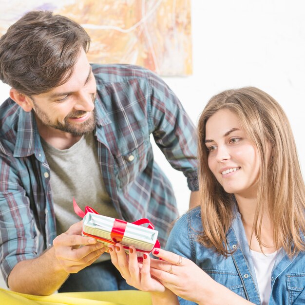 Man die valentijn cadeau geeft aan zijn vriendin